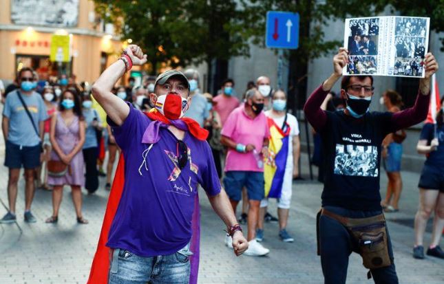 محتجون يشاركون في مسيرة مناهضة للملكية في مدريد. تصوير: خافيير باربانتشو - رويترز